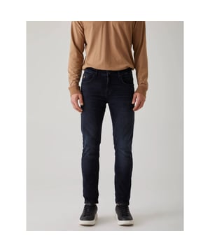 
Deze donkerblauwe slim fit jeans van LTB Jeans het model Joshua. Deze spijkerbroek is gemaakt om een verfijnde comfort te bieden tijdens het dragen. Door de elasticiteit, oftewel door de stretch, is het extra comfortabel om deze spijkerbroek te dragen. Naast de comfort van deze jeans is ook de bewegingsvrijheid erg prettig. Deze jeans is gemaakt van 98% katoen en 2% elastaan.