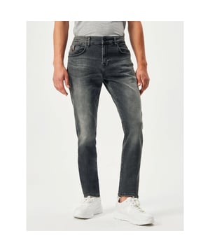 
Deze slim fit jeans van LTB Jeans het model Joshua. Deze spijkerbroek is gemaakt om een verfijnde comfort te bieden tijdens het dragen. Door de elasticiteit, oftewel door de stretch, is het extra comfortabel om deze spijkerbroek te dragen. Naast de comfort van deze jeans is ook de bewegingsvrijheid erg prettig. Deze jeans is gemaakt van 98,7% katoen en 1,3% elastaan.