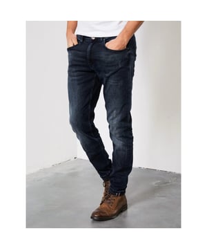 
De Blue Denim Jeans Slim Fit Heren van Petrol Men is de perfecte toevoeging aan jouw kledingcollectie. Met zijn aansluitende pasvorm en elastische materiaal zorgt deze jeans voor een comfortabele en trendy look. De vervaagde wassing en effecten geven de denim een stoere vintage uitstraling. Daarnaast heeft deze jeans maar liefst vijf zakken en omgeslagen pijpen, wat zorgt voor een nonchalante en speelse twist. Gemaakt van hoogwaardig materiaal, bestaande uit 98% katoen en 2% elastaan, is deze broek duurzaam en van uitstekende kwaliteit. Bestel nu deze must-have jeans en loop er stijlvol bij, zowel overdag als s avonds.