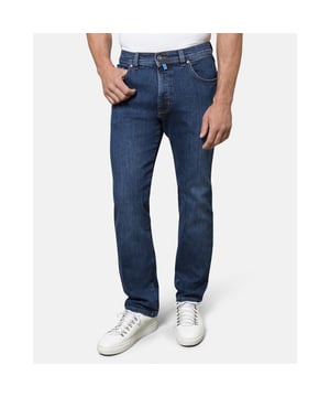 
Een echt klassieke Pierre Cardin Jeans. Deze legendarische jeans draagt een stukje historie van Pierre Cardin mee. Alleen het allerbeste denim materiaal is gebruikt voor deze klassieke, maar toch hedendaagse jeans. De jeans bevat stretch en is gemaakt van fijn katoen waardoor je een hoog draagcomfort ervaart. Deze jeans mag niet ontbreken in jouw garderobe! Combineer gemakkelijk met je favoriete T-shirt of trui en je bent verzekerd van een verzorgde uitstraling. - Over het merk: Het merk Pierre Cardin is stijlvol, eigentijds en straalt klasse uit. De collecties zorgen ervoor dat je voor elke gelegenheid een passende outfit kunt vinden!