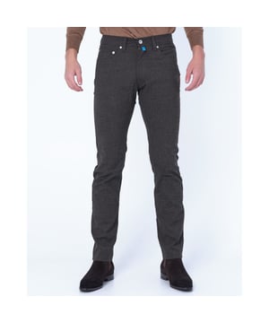 
Deze Lyon 5-pocket is een Future Flex van het merk Pierre Cardin en heeft een tapered fit, wat ruimer op de bovenbenen en loopt smaller toe naar beneden. De Future Flex houdt in dat deze broek veel stretch heeft en dus uiterst lekker zit. Deze 5-pocket heeft een ritssluiting met een knoop. Onder de knoop zit het wel bekende labeltje van Pierre Cardin waar tevens ook uw pin van de riem door kan wat ervoor zorgt dat de broek goed blijft zitten. Ook heeft de 5-pocket twee normale jeans zakken met een coin pocket de voorkant en twee achterzakken. De 5-pocket heeft het merklabel op de achterkant. - Over het merk: Het merk Pierre Cardin is stijlvol, eigentijds en straalt klasse uit. De collecties zorgen ervoor dat je voor elke gelegenheid een passende outfit kunt vinden!