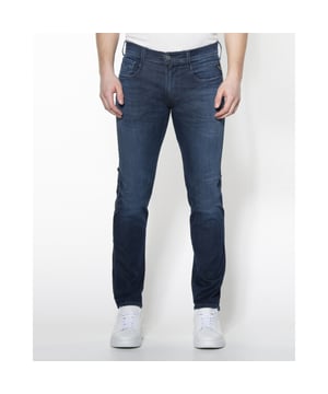 
- Over het Merk: Replay is een Italiaans kledingmerk dat in 1978 werd opgericht door Claudio Buziol. Het merk staat bekend om zijn trendy en casual ontwerpen, die zijn geïnspireerd door de urban lifestyle. De kleding van Replay is gemaakt van hoogwaardige materialen, zoals katoen, denim en leer. Het merk biedt een breed scala aan kleding aan, waaronder jeans, truien, jassen, broeken, shorts en accessoires. De ontwerpen van Replay zijn vaak geïnspireerd door de urban lifestyle. Het merk gebruikt moderne stijlelementen, zoals comfortabele pasvormen, trendy prints en opvallende logo's, om een ​​trendy en casual uitstraling te creëren.