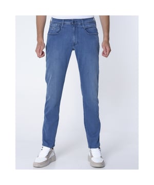 
- Over het Merk: Replay is een Italiaans kledingmerk dat in 1978 werd opgericht door Claudio Buziol. Het merk staat bekend om zijn trendy en casual ontwerpen, die zijn geïnspireerd door de urban lifestyle. De kleding van Replay is gemaakt van hoogwaardige materialen, zoals katoen, denim en leer. Het merk biedt een breed scala aan kleding aan, waaronder jeans, truien, jassen, broeken, shorts en accessoires. De ontwerpen van Replay zijn vaak geïnspireerd door de urban lifestyle. Het merk gebruikt moderne stijlelementen, zoals comfortabele pasvormen, trendy prints en opvallende logo's, om een ​​trendy en casual uitstraling te creëren.