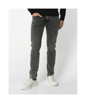 
- Over het Merk: Replay is een Italiaans kledingmerk dat in 1978 werd opgericht door Claudio Buziol. Het merk staat bekend om zijn trendy en casual ontwerpen, die zijn geïnspireerd door de urban lifestyle. De kleding van Replay is gemaakt van hoogwaardige materialen, zoals katoen, denim en leer. Het merk biedt een breed scala aan kleding aan, waaronder jeans, truien, jassen, broeken, shorts en accessoires. De ontwerpen van Replay zijn vaak geïnspireerd door de urban lifestyle. Het merk gebruikt moderne stijlelementen, zoals comfortabele pasvormen, trendy prints en opvallende logo's, om een ​​trendy en casual uitstraling te creëren.