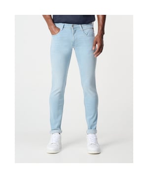 
- Over het Merk: Replay is een Italiaans kledingmerk dat in 1978 werd opgericht door Claudio Buziol. Het merk staat bekend om zijn trendy en casual ontwerpen, die zijn geïnspireerd door de urban lifestyle. De kleding van Replay is gemaakt van hoogwaardige materialen, zoals katoen, denim en leer. Het merk biedt een breed scala aan kleding aan, waaronder jeans, truien, jassen, broeken, shorts en accessoires. De ontwerpen van Replay zijn vaak geïnspireerd door de urban lifestyle. Het merk gebruikt moderne stijlelementen, zoals comfortabele pasvormen, trendy prints en opvallende logo's, om een ​​trendy en casual uitstraling te creëren.