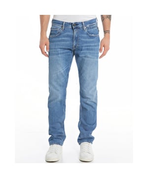 
- Over het Merk: Replay is een Italiaans kledingmerk dat in 1978 werd opgericht door Claudio Buziol. Het merk staat bekend om zijn trendy en casual ontwerpen, die zijn geïnspireerd door de urban lifestyle. De kleding van Replay is gemaakt van hoogwaardige materialen, zoals katoen, denim en leer. Het merk biedt een breed scala aan kleding aan, waaronder jeans, truien, jassen, broeken, shorts en accessoires. De ontwerpen van Replay zijn vaak geïnspireerd door de urban lifestyle. Het merk gebruikt moderne stijlelementen, zoals comfortabele pasvormen, trendy prints en opvallende logo's, om een ​​trendy en casual uitstraling te creëren.