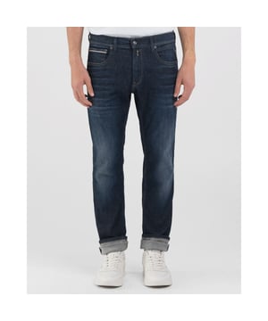 
- Over het Merk: Replay is een Italiaans kledingmerk dat in 1978 werd opgericht door Claudio Buziol. Het merk staat bekend om zijn trendy en casual ontwerpen, die zijn geïnspireerd door de urban lifestyle. De kleding van Replay is gemaakt van hoogwaardige materialen, zoals katoen, denim en leer. Het merk biedt een breed scala aan kleding aan, waaronder jeans, truien, jassen, broeken, shorts en accessoires. De ontwerpen van Replay zijn vaak geïnspireerd door de urban lifestyle. Het merk gebruikt moderne stijlelementen, zoals comfortabele pasvormen, trendy prints en opvallende logo's, om een ​​trendy en casual uitstraling te creëren.