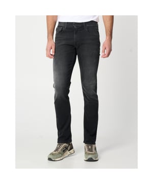 
- Over het Merk: Replay is een Italiaans kledingmerk dat in 1978 werd opgericht door Claudio Buziol. Het merk staat bekend om zijn trendy en casual ontwerpen, die zijn geïnspireerd door de urban lifestyle. De kleding van Replay is gemaakt van hoogwaardige materialen, zoals katoen, denim en leer. Het merk biedt een breed scala aan kleding aan, waaronder jeans, truien, jassen, broeken, shorts en accessoires. De ontwerpen van Replay zijn vaak geïnspireerd door de urban lifestyle. Het merk gebruikt moderne stijlelementen, zoals comfortabele pasvormen, trendy prints en opvallende logo's, om een ​​trendy en casual uitstraling te creëren.