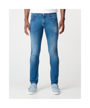 
- Over het Merk: Replay is een Italiaans kledingmerk dat in 1978 werd opgericht door Claudio Buziol. Het merk staat bekend om zijn trendy en casual ontwerpen, die zijn geïnspireerd door de urban lifestyle. De kleding van Replay is gemaakt van hoogwaardige materialen, zoals katoen, denim en leer. Het merk biedt een breed scala aan kleding aan, waaronder jeans, truien, jassen, broeken, shorts en accessoires. De ontwerpen van Replay zijn vaak geïnspireerd door de urban lifestyle. Het merk gebruikt moderne stijlelementen, zoals comfortabele pasvormen, trendy prints en opvallende logo's, om een ​​trendy en casual uitstraling te creëren.