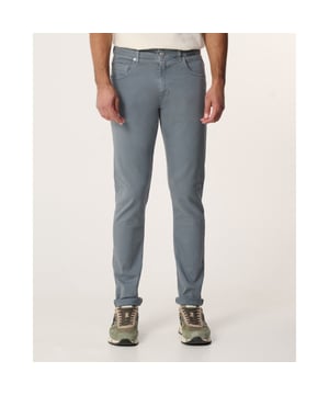 
- Over het Merk: Replay is een Italiaans kledingmerk dat in 1978 werd opgericht door Claudio Buziol. Het merk staat bekend om zijn trendy en casual ontwerpen, die zijn geïnspireerd door de urban lifestyle. De kleding van Replay is gemaakt van hoogwaardige materialen, zoals katoen, denim en leer. Het merk biedt een breed scala aan kleding aan, waaronder jeans, truien, jassen, broeken, shorts en accessoires. De ontwerpen van Replay zijn vaak geïnspireerd door de urban lifestyle. Het merk gebruikt moderne stijlelementen, zoals comfortabele pasvormen, trendy prints en opvallende logo's, om een ​​trendy en casual uitstraling te creëren.