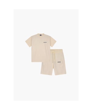
Geniet van de zomer in stijl met onze Relaxt Summer Set in een verfrissende cream kleur. Deze set belichaamt de essentie van zorgeloze elegantie en biedt ultiem comfort voor warme dagen en ontspannen momenten.