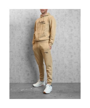
<p><strong>Joggingpak heren</strong> met capuchon van ons Moda Italia merk Indigo Denim. Het <a href="https://italian-style.nl/heren/huispakken">joggingpak voor mannen</a> is gemaakt van zachte kwalitatief hoogwaardige stoffen. Dit huispak is prima te gebruiken voor Fitness, sporten, wandelen of  in huis te gebruiken als loungewear.</p>
<p>Merk: Indigo Denim<br />
Pasvorm: Normale fit<br />
Materiaal: 50% Polyester, 50% katoen<br />
Kleur: Zand<br />
Sportcategorie: Joggingpak<br />
Tailleband: Verstelbaar, elastisch<br />
Sluiting: Met koordsluiting<br />
Zakken: Kangoeroezak<br />
Patroon: Effen met merk print<br />
Details: Capuchon</p>
<div class="">Artikelnummer: ID-018</div>