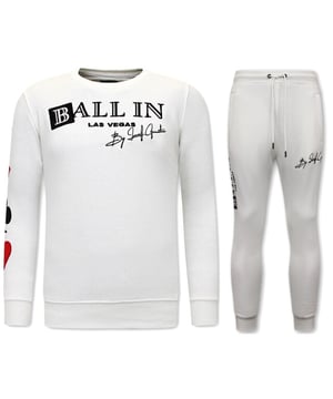 Ook helemaal fan van LF Amsterdam? Scoor dan dit prachtig item uit de nieuwe collectie van LF Amsterdam. 
Exclusieve Joggingpak Mannen - Ballin Las Vegas - Wit - <p><strong>Specificaties:<br /></strong>- Exclusieve Joggingpak Mannen<br />- Ballin Las Vegas<br />- Kleur: Wit<br />- Artikel code: 11-6507W <br />- Seizoen: Voorjaar / Najaar<br />- Zakken Vest: 2 Steekzakken<br />- Mouwen: Lange Mouw<br />- Zakken broek: 2 Steekzakken<br />- Kwalitatief Hoogwaardige Afwerking<br />- Materiaal: 84% Katoen en 16% Polyester<br />- Weefsel: Dun geweven<br />- Pasvorm: Slim Fit<br />- Pasvorm broek: Slim Fit<br />- Wasvoorschrift: Machinewas 30 graden, Binnenste buiten wassen (Niet in de droger)<br />- Beschikbare maten: S - M - L - XL - XXL </p>
<p><span style="vertical-align: inherit;"><strong><b>Local Fanatic</b></strong>is een jong merk voor modebewuste mannen die aandacht besteden aan kleding en uiterlijk met de Allure en Glamour. Kenmerkend van het merk zijn de zeefdruk- en digitaal prints die gegarandeerd staan voor kwaliteit van vooruitstrevende stoffen in Italiaanse pasvormen.</span></p>
