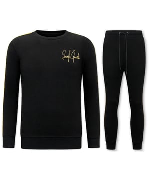 Dit item van LF Amsterdam vind je nu in de uitverkoop in onze LF Amsterdam outlet!
Exclusieve Joggingpak Mannen - Greek Ribbon - Zwart - <p><strong>Specificaties:<br /></strong>- Exclusieve Joggingpak Mannen<br />- Greek Ribbon<br />- Kleur: Zwart<br />- Artikel code: 11-6509Z <br />- Seizoen: Voorjaar / Najaar<br />- Zakken Vest: 2 Steekzakken<br />- Mouwen: Lange Mouw<br />- Zakken broek: 2 Steekzakken<br />- Kwalitatief Hoogwaardige Afwerking<br />- Materiaal: 84% Katoen en 16% Polyester<br />- Weefsel: Dun geweven<br />- Pasvorm: Slim Fit<br />- Pasvorm broek: Slim Fit<br />- Wasvoorschrift: Machinewas 30 graden, Binnenste buiten wassen (Niet in de droger)<br />- Beschikbare maten: S - M - L - XL - XXL </p>
<p><span style="vertical-align: inherit;"><strong><b>Local Fanatic</b></strong>is een jong merk voor modebewuste mannen die aandacht besteden aan kleding en uiterlijk met de Allure en Glamour. Kenmerkend van het merk zijn de zeefdruk- en digitaal prints die gegarandeerd staan voor kwaliteit van vooruitstrevende stoffen in Italiaanse pasvormen.</span></p>