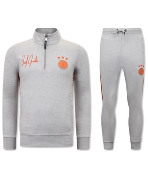LF Amsterdam jouw favoriete merk? Op V&D vind je LF Amsterdam altijd in de uitverkoop in onze LF Amsterdam outlet dus sla snel je slag!
Heren Joggingspak - Half Zipper, Double Ribbon - Grijs / Oranje - <p><strong>Specificaties:<br /></strong>- Heren Joggingspak<br />- Half Zipper, Double Ribbon<br />- Kleur: Grijs / Oranje<br />- Artikel code: 11-6516GO <br />- Seizoen: Voorjaar / Najaar<br />- Zakken Vest: 2 Steekzakken<br />- Mouwen: Lange Mouw<br />- Zakken broek: 2 Steekzakken<br />- Kwalitatief Hoogwaardige Afwerking<br />- Materiaal: 84% Katoen en 16% Polyester<br />- Weefsel: Dun geweven<br />- Pasvorm: Slim Fit<br />- Pasvorm broek: Slim Fit<br />- Wasvoorschrift: Machinewas 30 graden, Binnenste buiten wassen (Niet in de droger)<br />- Beschikbare maten: S - M - L - XL - XXL </p>
<p><span style="vertical-align: inherit;"><strong><b>Local Fanatic</b></strong>is een jong merk voor modebewuste mannen die aandacht besteden aan kleding en uiterlijk met de Allure en Glamour. Kenmerkend van het merk zijn de zeefdruk- en digitaal prints die gegarandeerd staan voor kwaliteit van vooruitstrevende stoffen in Italiaanse