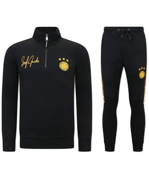 Dit item koop je nu extra voordelig in onze Herenkleding Outlet outlet waar het altijd LF Amsterdam sale is. Jouw LF Amsterdam artikelen het hele jaar in de uitverkoop!
Heren Joggingspak - Half Zipper, Double Ribbon - Zwart / Geel - <p><strong>Specificaties:<br /></strong>- Heren Joggingspak<br />- Half Zipper, Double Ribbon<br />- Kleur: Zwart / Geel<br />- Artikel code: 11-6516ZG <br />- Seizoen: Voorjaar / Najaar<br />- Zakken Vest: 2 Steekzakken<br />- Mouwen: Lange Mouw<br />- Zakken broek: 2 Steekzakken<br />- Kwalitatief Hoogwaardige Afwerking<br />- Materiaal: 84% Katoen en 16% Polyester<br />- Weefsel: Dun geweven<br />- Pasvorm: Slim Fit<br />- Pasvorm broek: Slim Fit<br />- Wasvoorschrift: Machinewas 30 graden, Binnenste buiten wassen (Niet in de droger)<br />- Beschikbare maten: S - M - L - XL - XXL </p>
<p><span style="vertical-align: inherit;"><strong><b>Local Fanatic</b></strong>is een jong merk voor modebewuste mannen die aandacht besteden aan kleding en uiterlijk met de Allure en Glamour. Kenmerkend van het merk zijn de zeefdruk- en digitaal prints die gegarandeerd staan voor kwaliteit van vooruitstrevende stoffen in Italiaanse