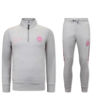 Nu in de sale: dit LF Amsterdam item voor een zeer lage uitverkoopprijs in onze LF Amsterdam outlet!
Heren Joggingspak - Half Zipper, Double Ribbon - Grijs / Roze - <p><strong>Specificaties:<br /></strong>- Heren Joggingspak<br />- Half Zipper, Double Ribbon<br />- Kleur: Grijs / Roze<br />- Artikel code: 11-6516GR <br />- Seizoen: Voorjaar / Najaar<br />- Zakken Vest: 2 Steekzakken<br />- Mouwen: Lange Mouw<br />- Zakken broek: 2 Steekzakken<br />- Kwalitatief Hoogwaardige Afwerking<br />- Materiaal: 84% Katoen en 16% Polyester<br />- Weefsel: Dun geweven<br />- Pasvorm: Slim Fit<br />- Pasvorm broek: Slim Fit<br />- Wasvoorschrift: Machinewas 30 graden, Binnenste buiten wassen (Niet in de droger)<br />- Beschikbare maten: S - M - L - XL - XXL </p>
<p><span style="vertical-align: inherit;"><strong><b>Local Fanatic</b></strong>is een jong merk voor modebewuste mannen die aandacht besteden aan kleding en uiterlijk met de Allure en Glamour. Kenmerkend van het merk zijn de zeefdruk- en digitaal prints die gegarandeerd staan voor kwaliteit van vooruitstrevende stoffen in Italiaanse