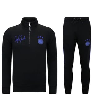 Koop dit LF Amsterdam artikel nu met hoge korting op V&D in de online LF Amsterdam outlet.
Heren Joggingspak - Half Zipper, Double Ribbon - Zwart / Blauw - <p><strong>Specificaties:<br /></strong>- Heren Joggingspak<br />- Half Zipper, Double Ribbon<br />- Kleur: Zwart / Blauw<br />- Artikel code: 11-6516ZB <br />- Seizoen: Voorjaar / Najaar<br />- Zakken Vest: 2 Steekzakken<br />- Mouwen: Lange Mouw<br />- Zakken broek: 2 Steekzakken<br />- Kwalitatief Hoogwaardige Afwerking<br />- Materiaal: 84% Katoen en 16% Polyester<br />- Weefsel: Dun geweven<br />- Pasvorm: Slim Fit<br />- Pasvorm broek: Slim Fit<br />- Wasvoorschrift: Machinewas 30 graden, Binnenste buiten wassen (Niet in de droger)<br />- Beschikbare maten: S - M - L - XL - XXL </p>
<p><span style="vertical-align: inherit;"><strong><b>Local Fanatic</b></strong>is een jong merk voor modebewuste mannen die aandacht besteden aan kleding en uiterlijk met de Allure en Glamour. Kenmerkend van het merk zijn de zeefdruk- en digitaal prints die gegarandeerd staan voor kwaliteit van vooruitstrevende stoffen in Italiaanse