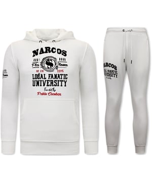 Wat een heerlijk item uit de nieuwe collectie van LF Amsterdam is dit! Ben er op tijd bij want voor deze hardloper geld op=op!.
Exclusieve Heren Joggingspak - Narcos University - Wit - <p><strong>Specificaties:<br /></strong>- Exclusieve Heren Joggingspak<br />- Narcos University<br />- Kleur: Wit<br />- Artikel code: 11-6464W<br />- Seizoen: Voorjaar / Najaar<br />- Zakken Vest: 2 Steekzakken<br />- Mouwen: Lange Mouw<br />- Zakken broek: 2 Steekzakken<br />- Kwalitatief Hoogwaardige Afwerking<br />- Materiaal: 84% Katoen en 16% Polyester<br />- Weefsel: Dun geweven<br />- Pasvorm: Slim Fit<br />- Pasvorm broek: Slim Fit<br />- Wasvoorschrift: Machinewas 30 graden, Binnenste buiten wassen (Niet in de droger)<br />- Beschikbare maten: S - M - L - XL - XXL </p>
<p><b>Local Fanatic</b> is een jong merk voor modebewuste mannen die aandacht besteden aan kleding en uiterlijk met de Allure en Glamour. Kenmerkend van het merk zijn de zeefdruk- en digitaal prints die gegarandeerd staan voor kwaliteit van vooruitstrevende stoffen in Italiaanse pasvormen.</p>