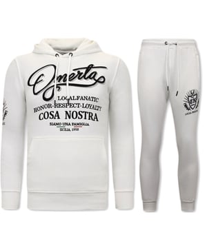 Dit artikel van LF Amsterdam koop je nu met hoge korting in de LF Amsterdam outlet op V&D!
Exclusieve Heren Joggingspak - Omerta, Cosa Nostra - Wit - <p><strong>Specificaties:<br /></strong>- Exclusieve Heren Joggingspak<br />- Omerta, Cosa Nostra<br />- Kleur: Wit<br />- Artikel code: 11-6517W<br />- Seizoen: Voorjaar / Najaar<br />- Zakken Vest: 2 Steekzakken<br />- Mouwen: Lange Mouw<br />- Zakken broek: 2 Steekzakken<br />- Kwalitatief Hoogwaardige Afwerking<br />- Materiaal: 84% Katoen en 16% Polyester<br />- Weefsel: Dun geweven<br />- Pasvorm: Slim Fit<br />- Pasvorm broek: Slim Fit<br />- Wasvoorschrift: Machinewas 30 graden, Binnenste buiten wassen (Niet in de droger)<br />- Beschikbare maten: S - M - L - XL - XXL </p>
<p><b>Local Fanatic</b> is een jong merk voor modebewuste mannen die aandacht besteden aan kleding en uiterlijk met de Allure en Glamour. Kenmerkend van het merk zijn de zeefdruk- en digitaal prints die gegarandeerd staan voor kwaliteit van vooruitstrevende stoffen in Italiaanse pasvormen.</p>