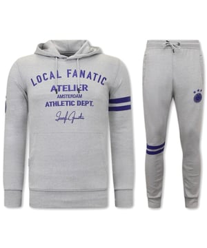 Scoor deze nieuwe outfit van LF Amsterdam nu in de LF Amsterdam sale met hoge korting!
Heren Trainingspak - Athletic Dept. - Grijs / Blauw - <p><strong>Specificaties:<br /></strong>- Heren Trainingspak<br />- Athletic Dept.<br />- Kleur: Grijs / Blauw<br />- Artikel code: 11-6514GB <br />- Seizoen: Voorjaar / Najaar<br />- Zakken Vest: 2 Steekzakken<br />- Mouwen: Lange Mouw<br />- Zakken broek: 2 Steekzakken<br />- Kwalitatief Hoogwaardige Afwerking<br />- Materiaal: 84% Katoen en 16% Polyester<br />- Weefsel: Dun geweven<br />- Pasvorm: Slim Fit<br />- Pasvorm broek: Slim Fit<br />- Wasvoorschrift: Machinewas 30 graden, Binnenste buiten wassen (Niet in de droger)<br />- Beschikbare maten: S - M - L - XL - XXL </p>
<p><span style="vertical-align: inherit;"><strong><b>Local Fanatic</b></strong>is een jong merk voor modebewuste mannen die aandacht besteden aan kleding en uiterlijk met de Allure en Glamour. Kenmerkend van het merk zijn de zeefdruk- en digitaal prints die gegarandeerd staan voor kwaliteit van vooruitstrevende stoffen in Italiaanse pasvormen.</span></p>