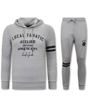 Dit item uit onze Herenkleding Outlet outlet scoor je nu extra voordelig op V&D waar het altijd LF Amsterdam sale is. 
Heren Trainingspak - Athletic Dept. - Grijs / Antra - <p><strong>Specificaties:<br /></strong>- Heren Trainingspak<br />- Athletic Dept.<br />- Kleur: Grijs / Antra<br />- Artikel code: 11-6514GA <br />- Seizoen: Voorjaar / Najaar<br />- Zakken Vest: 2 Steekzakken<br />- Mouwen: Lange Mouw<br />- Zakken broek: 2 Steekzakken<br />- Kwalitatief Hoogwaardige Afwerking<br />- Materiaal: 84% Katoen en 16% Polyester<br />- Weefsel: Dun geweven<br />- Pasvorm: Slim Fit<br />- Pasvorm broek: Slim Fit<br />- Wasvoorschrift: Machinewas 30 graden, Binnenste buiten wassen (Niet in de droger)<br />- Beschikbare maten: S - M - L - XL - XXL </p>
<p><span style="vertical-align: inherit;"><strong><b>Local Fanatic</b></strong>is een jong merk voor modebewuste mannen die aandacht besteden aan kleding en uiterlijk met de Allure en Glamour. Kenmerkend van het merk zijn de zeefdruk- en digitaal prints die gegarandeerd staan voor kwaliteit van vooruitstrevende stoffen in Italiaanse pasvormen.</span></p>