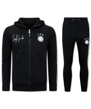 De laatste maten van dit topitem uit onze LF Amsterdam outlet, scoor je met een flinke korting. Het is altijd LF Amsterdam sale in de Herenkleding Outlet outlet op V&D.
Mannen Trainingspak - Hooded Ribbon - Zwart / Wit - <p><strong>Specificaties:<br /></strong>- Mannen Trainingspak<br />- Hooded Ribbon<br />- Kleur: Zwart / Wit<br />- Artikel code: 11-6513ZW <br />- Seizoen: Voorjaar / Najaar<br />- Zakken Vest: 2 Steekzakken<br />- Mouwen: Lange Mouw<br />- Zakken broek: 2 Steekzakken<br />- Kwalitatief Hoogwaardige Afwerking<br />- Materiaal: 84% Katoen en 16% Polyester<br />- Weefsel: Dun geweven<br />- Pasvorm: Slim Fit<br />- Pasvorm broek: Slim Fit<br />- Wasvoorschrift: Machinewas 30 graden, Binnenste buiten wassen (Niet in de droger)<br />- Beschikbare maten: S - M - L - XL - XXL </p>
<p><span style="vertical-align: inherit;"><strong><b>Local Fanatic</b></strong>is een jong merk voor modebewuste mannen die aandacht besteden aan kleding en uiterlijk met de Allure en Glamour. Kenmerkend van het merk zijn de zeefdruk- en digitaal prints die gegarandeerd staan voor kwaliteit van vooruitstrevende stoffen in Italiaanse pasvormen.</span></p>