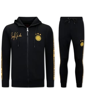 Nu in onze Herenkleding Outlet outlet; deze topper uit de collectie van LF Amsterdam. Op V&D is het altijd LF Amsterdam sale en elke dag nieuw aanbod van LF Amsterdam.
Mannen Trainingspak - Hooded Ribbon - Zwart / Gold - <p><strong>Specificaties:<br /></strong>- Mannen Trainingspak<br />- Hooded Ribbon<br />- Kleur: Zwart / Gold<br />- Artikel code: 11-6513ZG <br />- Seizoen: Voorjaar / Najaar<br />- Zakken Vest: 2 Steekzakken<br />- Mouwen: Lange Mouw<br />- Zakken broek: 2 Steekzakken<br />- Kwalitatief Hoogwaardige Afwerking<br />- Materiaal: 84% Katoen en 16% Polyester<br />- Weefsel: Dun geweven<br />- Pasvorm: Slim Fit<br />- Pasvorm broek: Slim Fit<br />- Wasvoorschrift: Machinewas 30 graden, Binnenste buiten wassen (Niet in de droger)<br />- Beschikbare maten: S - M - L - XL - XXL </p>
<p><span style="vertical-align: inherit;"><strong><b>Local Fanatic</b></strong>is een jong merk voor modebewuste mannen die aandacht besteden aan kleding en uiterlijk met de Allure en Glamour. Kenmerkend van het merk zijn de zeefdruk- en digitaal prints die gegarandeerd staan voor kwaliteit van vooruitstrevende stoffen in Italiaanse pasvormen.</span></p>