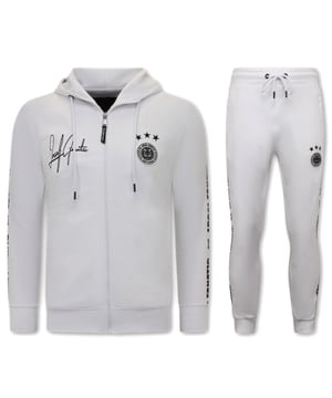 Mooi item uit onze LF Amsterdam sale. Scoor deze topper nu voordelig in onze LF Amsterdam outlet tegen een scherpe uitverkoopprijs.
Mannen Trainingspak - Hooded Ribbon - Wit / Zwart - <p><strong>Specificaties:<br /></strong>- Mannen Trainingspak<br />- Hooded Ribbon<br />- Kleur: Wit / Zwart<br />- Artikel code: 11-6513WZ <br />- Seizoen: Voorjaar / Najaar<br />- Zakken Vest: 2 Steekzakken<br />- Mouwen: Lange Mouw<br />- Zakken broek: 2 Steekzakken<br />- Kwalitatief Hoogwaardige Afwerking<br />- Materiaal: 84% Katoen en 16% Polyester<br />- Weefsel: Dun geweven<br />- Pasvorm: Slim Fit<br />- Pasvorm broek: Slim Fit<br />- Wasvoorschrift: Machinewas 30 graden, Binnenste buiten wassen (Niet in de droger)<br />- Beschikbare maten: S - M - L - XL - XXL </p>
<p><span style="vertical-align: inherit;"><strong><b>Local Fanatic</b></strong>is een jong merk voor modebewuste mannen die aandacht besteden aan kleding en uiterlijk met de Allure en Glamour. Kenmerkend van het merk zijn de zeefdruk- en digitaal prints die gegarandeerd staan voor kwaliteit van vooruitstrevende stoffen in Italiaanse pasvormen.</span></p>