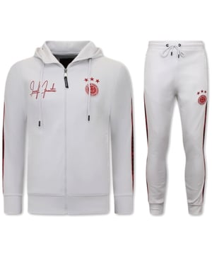 Scoor dit prachtige LF Amsterdam item nu in de uitverkoop in de LF Amsterdam outlet op V&D.
Mannen Trainingspak - Hooded Ribbon - Wit / Rood - <p><strong>Specificaties:<br /></strong>- Mannen Trainingspak<br />- Hooded Ribbon<br />- Kleur: Wit / Rood<br />- Artikel code: 11-6513WR <br />- Seizoen: Voorjaar / Najaar<br />- Zakken Vest: 2 Steekzakken<br />- Mouwen: Lange Mouw<br />- Zakken broek: 2 Steekzakken<br />- Kwalitatief Hoogwaardige Afwerking<br />- Materiaal: 84% Katoen en 16% Polyester<br />- Weefsel: Dun geweven<br />- Pasvorm: Slim Fit<br />- Pasvorm broek: Slim Fit<br />- Wasvoorschrift: Machinewas 30 graden, Binnenste buiten wassen (Niet in de droger)<br />- Beschikbare maten: S - M - L - XL - XXL </p>
<p><span style="vertical-align: inherit;"><strong><b>Local Fanatic</b></strong>is een jong merk voor modebewuste mannen die aandacht besteden aan kleding en uiterlijk met de Allure en Glamour. Kenmerkend van het merk zijn de zeefdruk- en digitaal prints die gegarandeerd staan voor kwaliteit van vooruitstrevende stoffen in Italiaanse pasvormen.</span></p>