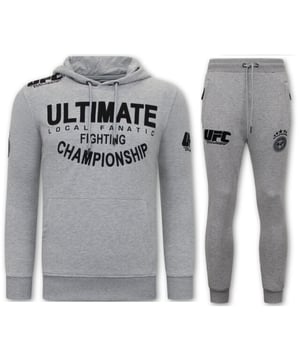 Wil jij helemaal van deze tijd zijn? Scoor dan deze topper uit de nieuwste collectie van LF Amsterdam bij V&D!
Exclusieve Heren Trainingspak - Ultimate Fighting Championship - Grijs - <p><strong>Specificaties:<br /></strong>- Exclusieve Heren Trainingspak<br />- Ultimate Fighting Championship<br />- Kleur: Grijs<br />- Artikel code: 11-6524G<br />- Seizoen: Voorjaar / Najaar<br />- Zakken Vest: 2 Steekzakken<br />- Mouwen: Lange Mouw<br />- Zakken broek: 2 Steekzakken<br />- Kwalitatief Hoogwaardige Afwerking<br />- Materiaal: 84% Katoen en 16% Polyester<br />- Weefsel: Dun geweven<br />- Pasvorm: Slim Fit<br />- Pasvorm broek: Slim Fit<br />- Wasvoorschrift: Machinewas 30 graden, Binnenste buiten wassen (Niet in de droger)<br />- Beschikbare maten: S - M - L - XL - XXL </p>
<p><b>Local Fanatic</b> is een jong merk voor modebewuste mannen die aandacht besteden aan kleding en uiterlijk met de Allure en Glamour. Kenmerkend van het merk zijn de zeefdruk- en digitaal prints die gegarandeerd staan voor kwaliteit van vooruitstrevende stoffen in Italiaanse pasvormen.</p>