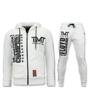 Koop dit Local Fanatic item sterk afgeprijsd in onze Local Fanatic outlet.
Exclusieve Joggingpak Heren - TMT Floyd Mayweather Set - Wit - <p><strong>Specificaties:<br /></strong>- Exclusieve Joggingpak Heren<br />- TMT Floyd Mayweather Set <br />- Kleur:Wit<br />- Artikel code :11-6245-1PW <br />- Seizoen: Voorjaar / Najaar<br />- Zakken Vest: 2 Steekzakken<br />- Mouwen: Lange Mouw<br />- Zakken broek: 2 Steekzakken<br />- Kwalitatief Hoogwaardige Afwerking<br />- Materiaal: 60% Katoen, 40% Polyester<br />- Weefsel: Dun geweven<br />- Pasvorm: Regular Fit<br />- Pasvorm broek: Regular Fit<br />- Wasvoorschrift: Machinewas 30 graden, Binnenste buiten wassen (Niet in de droger)<br />- Beschikbare maten: XS - S - M - L - XL </p>
<p><span style="vertical-align: inherit;"><strong><b>Local Fanatic</b></strong>is een jong merk voor modebewuste mannen die aandacht besteden aan kleding en uiterlijk met de Allure en Glamour. Kenmerkend van het merk zijn de zeefdruk- en digitaal prints die gegarandeerd staan voor kwaliteit van vooruitstrevende stoffen in Italiaanse