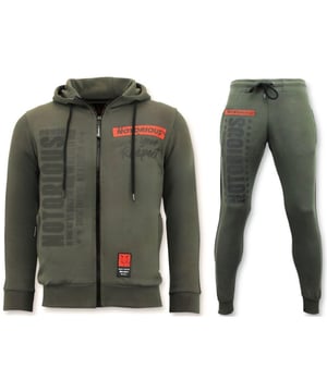Topper uit onze Herenkleding Outlet categorie; dit stijlvolle item van het merk 
Local Fanatic. Ben er snel bij want op=op!
Exclusieve Heren Trainingspak -  Conor Notorious Sport Set - Groen - <p><strong><span style="vertical-align: inherit;"><span style="vertical-align: inherit;">Specificaties:</span></span><br /></strong>- Heren Trainingspak Conor Notorious Sport Set<br /><span style="vertical-align: inherit;"><span style="vertical-align: inherit;">- Kleur: Groen </span></span><br /><span style="vertical-align: inherit;"><span style="vertical-align: inherit;">- Artikelcode: 11-6246PG </span></span><br /><span style="vertical-align: inherit;"><span style="vertical-align: inherit;">- Seizoen: Voorjaar / Najaar </span></span><br /><span style="vertical-align: inherit;"><span style="vertical-align: inherit;">- Zakken Vest: 2 Steekzakken </span></span><br /><span style="vertical-align: inherit;"><span style="vertical-align: inherit;">- Mouwen: Lange Mouw </span></span><br /><span style="vertical-align: inherit;"><span style="vertical-align: inherit;">- Zakken broek: 2 Steekzakken </span></span><br /><span