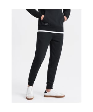 
Heren joggingbroek van het Fashion Italia merk Ombre. De mannen broek is gemaakt van zachte aangename joggingstof. Ook heeft de loungebroek heren een normale pasvorm. Deze joggingbroek heren is ideaal voor fitness en casual gebruik.

 Ombre Basic collectie
heren trainingspak joggingbroek
benen afgewerkt met een bies
decoratieve stiksels aan de zijkanten
twee steekzakken aan de voorkant
achterzak
trekkoord tailleband met geribbelde rand
zachte afwerking aan de binnenkant
subtiele branding - decoratieve oogjes en badge
Materiaal: 100% katoen
Kleur: marineblauw
Lengte van het model: 186 cm.
Het model presenteert het product in maat: M

 Artikelnummer: 0174-V9-ZW Houd je joggingbroek langer mooi!
Was joggingbroek binnenstebuiten op maximaal 30°C met gelijksoortige stoffen of in een waszak. 
Samen wassen met (ruwe) handdoeken of spijkerstof veroorzaakt slijtage en pluisvorming