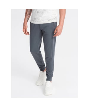 
Heren joggingbroek van het Fashion Italia merk Ombre. De mannen broek is gemaakt van zachte aangename joggingstof. Ook heeft de loungebroek heren een normale pasvorm. Deze joggingbroek heren is ideaal voor fitness en casual gebruik.

 Ombre Basic collectie
heren trainingspak joggingbroek
benen afgewerkt met een bies
decoratieve stiksels aan de zijkanten
twee steekzakken aan de voorkant
achterzak
trekkoord tailleband met geribbelde rand
zachte afwerking aan de binnenkant
subtiele branding - decoratieve oogjes en badge
Materiaal: 100% katoen
Kleur: antraciet donkergrijs
Lengte van het model: 186 cm.
Het model presenteert het product in maat: M

 Artikelnummer: 0174-V11-ANTR Houd je joggingbroek langer mooi!
Was joggingbroek binnenstebuiten op maximaal 30°C met gelijksoortige stoffen of in een waszak. 
Samen wassen met (ruwe) handdoeken of spijkerstof veroorzaakt slijtage en