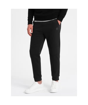 
Heren joggingbroek van het Fashion Italia merk Ombre. De mannen broek is gemaakt van zachte aangename joggingstof. Ook heeft de loungebroek heren een normale pasvorm. Deze joggingbroek heren is ideaal voor fitness en casual gebruik.

 Heren joggingbroek
Tailleband afgewerkt met elastiek en extra trekkoord
Decoratieve stiksels op de pijpen
Gemaakt van rekbaar materiaal
Materiaal: 76% polyester, 22% katoen, 2% elastaan
Kleur: zwart
Lengte model: 189 cm.
Het model presenteert het product in maat: M

 Artikelnummer: 0128-V1-ZW Houd je joggingbroek langer mooi!
Was joggingbroek binnenstebuiten op maximaal 30°C met gelijksoortige stoffen of in een waszak. 
Samen wassen met (ruwe) handdoeken of spijkerstof veroorzaakt slijtage en pluisvorming
Gebruik een mild wasmiddel en geen wasverzachter. 
Gebruik geen wasdroger. Centrifugeer op een lager toerental.
Laat daarna aan de lucht drogen op een droogrek.