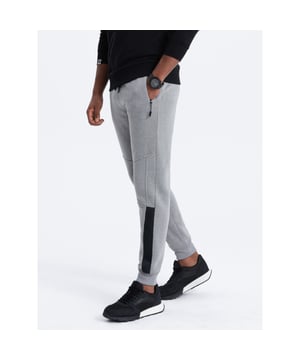 
Heren joggingbroek van het Fashion Italia merk Ombre. De mannen broek is gemaakt van zachte aangename joggingstof. Ook heeft de loungebroek heren een normale pasvorm. Deze joggingbroek heren is ideaal voor thuis en casual gebruik.

 Merk: Ombre
 Pasvorm: Normal Fit
 Materiaal: 65% Katoen 35% Polyester
 Kleur: Grijs
 Sportcategorie: Fitness
 Tailleband: Verstelbaar, elastisch
 Sluiting: Met koordsluiting
 Zakken: Met ritssluiting
 Patroon: Effen
 Details: Elastische tailleband

 Artikelnummer: OM-0137 Hoogte model: 185 cm.
 Het model presenteert het product in maat: M