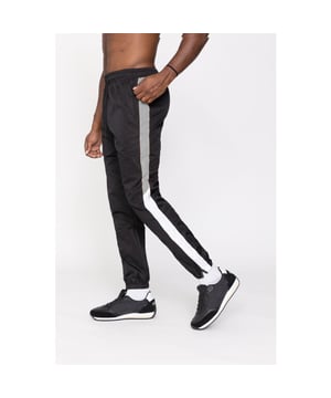
Comfy heren jogger van het Moda Italia merk Zayne Milano. De mannen broek is gemaakt van zachte stoffen en heeft een normale pasvorm. De loungebroek heren is voorzien van elastische sluitingen op de enkel. Deze joggingbroek is ideaal voor thuis en casual gebruik. Ook is de trainingsbroek voorzien van zijzakken. De jogger kun je prima combineren met een heren T-shirt of sweater.

 - Pasvorm: Normal Fit
 - Materiaal: 95% Polyester, 5% Elastan
 - Kleur: Zwart met witte bies
 - Artikelnummer TX-805-1

 Houd je joggingbroek langer mooi!
 Was joggingbroek binnenstebuiten op maximaal 30°C met gelijksoortige stoffen of in een waszak.
 Samen wassen met (ruwe) handdoeken of spijkerstof veroorzaakt slijtage en pluisvorming
 Gebruik een mild wasmiddel en geen wasverzachter.
 Gebruik geen wasdroger. Centrifugeer op een lager toerental.
 Laat daarna aan de lucht drogen op een droogrek.
 Voor bestaande pluisjes kun je een