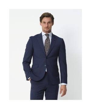 
Recall Shaped fit pak met klein ruitmotief. Dit tweedelige pak heeft een shaped fit, wat inhoudt dat het pak bij de schouders wat breder valt terwijl de rest slanker toeloopt en meer getailleerd is. Het colbert heeft twee klepzakken, meerdere binnenzakken en een borstzak. Het pak heeft een klassieke uitstraling en is daarom een perfect pak voor een belangrijke gelegenheden. Je shopt dit fantastische pak hier! - Over het merk: Recall is een merk dat je wilt herinneren aan mooie, eerste momenten. De spanning en zenuwen bij je eerste date, je eerste sollicitatie of je eerste keer in een kostuum. Deze momenten blijven je lang bij en het merk Recall herinnert je aan die speciale momenten. Recall heeft verschillende pasvormen, wat maakt dat er voor iedere man wel een goedpassende optie bij zit.
