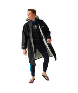 
100% Polyester. Voering: Borg, Fleece. Stof: Hydrafort 5000. Ontwerp: Achterdruk, Logo, Tekst. Stof Technologie: DWR Finish, Waterdicht, Weerbestendig, Winddicht. Manchet: Verstelbaar, met treksluiting. Halslijn: Kapitein. Mouwtype: Met lange mouwen. Getapete naden. Eigenschappen van de kap: Gegroeid op de kap. Zakken: Binnen, 2 zijzakken, rits. Bevestiging: Volledige ritssluiting. S-M: 38 in. L-XL: 42 in.