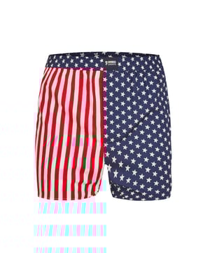 
De wijde Amerikaanse vlag boxershorts van Happy Shorts kenmerkt zich door rood/blauw/witte kleuren, een comfortabele en wijde snit en een ingenaaide jersey inleg, die ervoor zorgt dat alles op de juiste plek zit en prettig draagt.