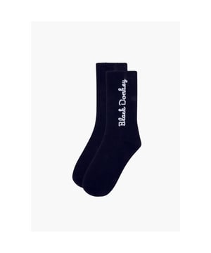 
De Black Donkey socks zijn perfect te combineren bij elke bijpassende outfit. De sokken zitten comfortabel en het ademt goed, dat maakt de aanschaf van deze sokken een prima investering, naast het feit dat deze sokken ook nog eens heerlijk zit. Ook zijn op sokken Black Donkey met witte letters verticaal geborduurd. De sokken zijn gemaakt van 100% katoen.
