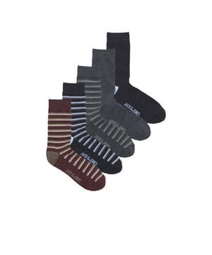 
De JACTHEO Socks Giftbox combineert comfort en functionaliteit in een stijlvol cadeau. Deze sokken, gemaakt van een zachte katoenmix, zijn ideaal voor dagelijks gebruik dankzij hun ademende, rekbare en zachte eigenschappen. De gebreide stof biedt een comfortabele pasvorm voor verschillende voetmaten, dankzij het handige one-size ontwerp.