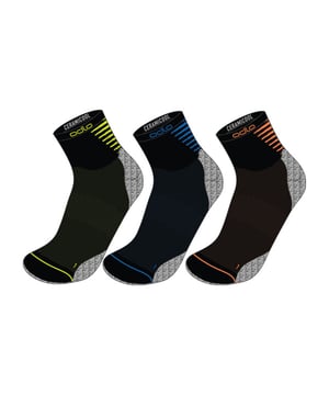 Wat een heerlijk item uit de nieuwe collectie van Odlo is dit! Ben er op tijd bij want voor deze hardloper geld op=op!.
Verhoog uw comfort bij het hardlopen met de nieuwe Ceramicool Quarter loopsokken van ODLO, die speciaal zijn ontworpen om te voldoen aan de behoeften van hardlopers. Wanneer wrijving ongewenste warmte aan uw voeten veroorzaakt, verlaagt ODLO's Ceramicool technologie de temperatuur, dankzij de natuurlijke koelkracht van keramische deeltjes. Vocht wordt snel afgevoerd en de speciale gaasstructuur zorgt voor ventilatie daar waar het het meest nodig is. Tot slot zorgt de vulling in de hielen en tenen voor een matige ondersteuning en voorkomt het blaren, terwijl het comfort bij elke stap wordt verhoogd. Optimaliseer uw gebruikelijke sokken met de nieuwe Ceramicool Quarter sokken van ODLO.