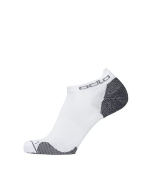 
Bereid je voor op de volgende dag in je hardloopschoenen, de ODLO Ceramicool Low Socks bieden next-level comfort voor dagen op de trail en de loopband. We krijgen allemaal warme voeten als we hardlopen, maar dankzij de magie van Ceramicool in deze ODLO hardloopsokken blijf je net dat beetje koeler. Door keramische deeltjes in de stof te integreren, laat ODLO je huid tot 1°C afkoelen terwijl je loopt, en door de toevoeging van ODLO ZeroScent tech helpen ze ook de geur van zweet tegen te gaan. De Ceramicool Low Socks bieden medium ondersteuning voor verschillende sporten, met gewatteerde hiel- en teenzones die je voeten helpen beschermen tegen pijnlijke blaren. Vergeet je voeten als je naar de top van de heuvel rent om het uitzicht in je op te nemen, met de ODLO Ceramicool Low sokken zit je in alle comfort.