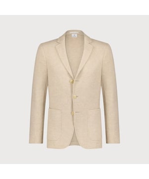 
Dit gebreide jersey colbert is de perfecte aanvulling op je garderobe. Met zijn casual uitstraling en draagbaarheid als trui, is dit colbert ideaal voor elke informele gelegenheid.<br>
Gemaakt van een comfortabele wol mix en met de mogelijkheid om het te dragen als overshirt, biedt dit colbert zowel stijl als comfort. De soepele jersey stof zorgt voor een extreem draagcomfort, waardoor je er de hele dag moeiteloos goed uitziet.
<ul>
	<li>Gebreid jersey colbert, perfect voor casual gelegenheden</li>
	<li>Gemaakt van wol mix</li>
	<li>Te dragen als overshirt, veelzijdig en praktisch voor elke outfit</li>
</ul>