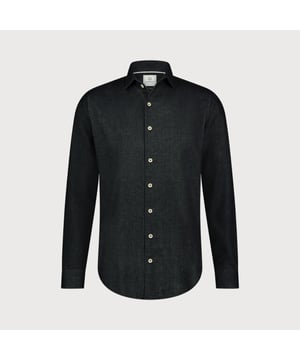 
Het uni katoenen overhemd is een veelzijdig kledingstuk dat elke man in zijn garderobe nodig heeft. Met zijn regular fit biedt het de perfecte balans tussen comfort en stijl, geschikt voor zowel zakelijke als casual gelegenheden.<br>
Gemaakt van 100% katoen, staat dit overhemd garant voor ultiem draagcomfort en ademend vermogen.<br>
De hoogwaardige kwaliteit zorgt ervoor dat het shirt lang meegaat en zijn vorm behoudt, zelfs na veelvuldig wassen. Of u nu naar kantoor gaat of een avondje uit bent, dit tijdloze overhemd is de ideale keuze voor de moderne man.<br>
 
<ul>
	<li> Regular fit voor optimaal comfort</li>
	<li>100% katoen voor ademend vermogen</li>
	<li>Geschikt voor zowel zakelijke als casual outfits</li>
</ul>