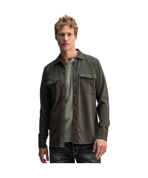 
Het Finn Pocket Jersey Overshirt van Butcher of Blue in warm bruine kleur brengt jouw garderobe naar een hoger niveau. Dit trendy overhemd van biologisch jersey katoen voelt heerlijk aan op de huid en biedt comfort gedurende de hele dag. Dankzij de normale pasvorm sluit het perfect aan en accentueert het jouw look. Draag het solo voor een casual uitstraling of open met een T-shirt eronder voor een stijlvolle laagjeslook. De veelzijdigheid van dit overshirt maakt het een onmisbaar item voor elke herenoutfit. Of je nu naar een lunch gaat of een avondje uit, dit overshirt past bij elke gelegenheid. Geniet van de duurzame keuze van biologisch katoen en voel je goed in wat je draagt.