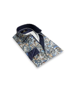 
Een statement katoenen overhemd in blauw en bruin tinten. Het lichtgeweven shirt heeft de kenmerkende paisley-print, het klassieke handelsmerk voor Circle of Gentlemen. Gestyled met real horn knopen. 100% katoen.