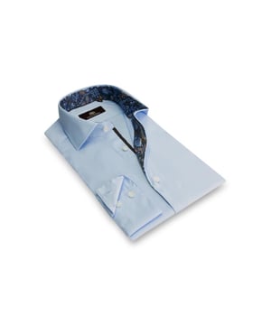 
<p>Overhemd in een comfortabele, ademende, duurzame en flexibele stofsoort door gebruik van katoen, polyamide en elastaan.  De zachte, blauwe kleur geeft een elegante en subtiele uitstraling en in combinatie met de bohemien printdetails in kraag en sluiting is het een stijlvol en verfijnd shirt voorzien van echte parelmoer knopen.</p>